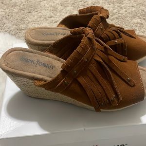 Minnetonka ‘Quinn’ fringe wedges